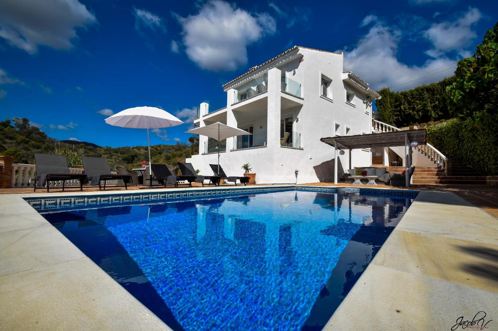Villa Exquisite And Modern Near With Heated Pool!